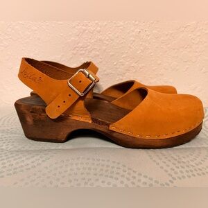 Lotta’s brown suede sandals